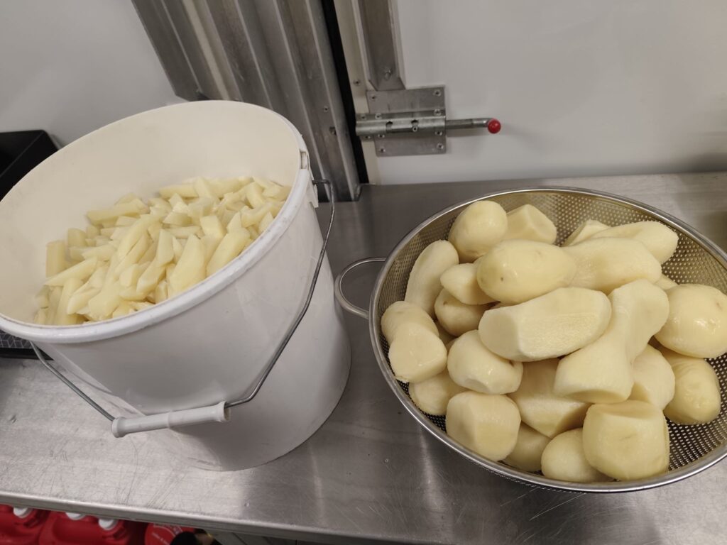 Wij snijden onze frietjes nog helemaal zelf.